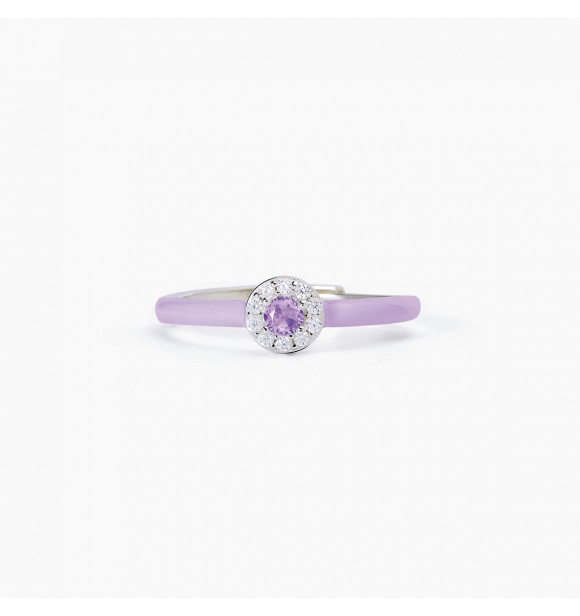 Anillo de plata 925 con esmalte violeta y circonitas blancas 1,
25 mm, circonita central violeta 3 mm. Tamaño ajustable de 11 a 19 mm.