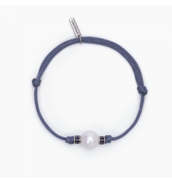 Pulsera de plata 925 rodiada con cordón azul, perla blanca 11-12 mm e inserciones con circonitas azules 1,
2 mm, longitud ajustable de 18 a 21 cm