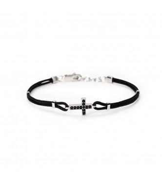 Pulsera de plata 925 rodiada con elemento en cruz de 11,
5x8,5 mm, cordón de nailon de 1,5 mm y circonitas negras de 1,5 mm, longitud ajustable de 18,5 a 20 cm