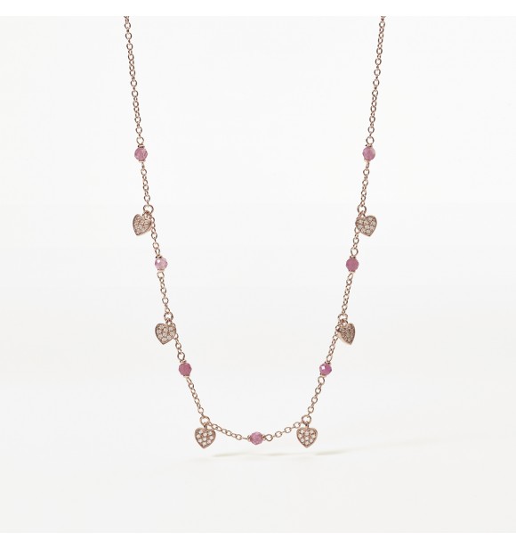 Gargantilla de plata rosa 925 con cadena rolò de 1,
50 mm de ancho, largo regulable de 36 a 40 cm con turmalina rosa 3 -3 mm y colgantes de corazón con circonitas blancas 1 mm.