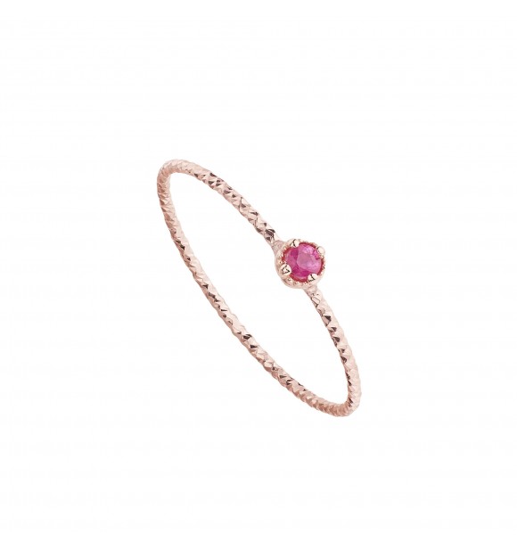 Anillo de plata con baño de oro rosa y rubí.